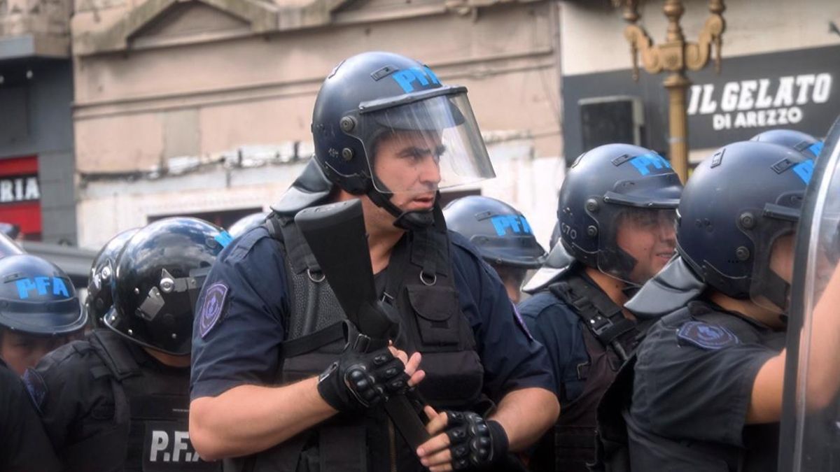 Foto del policía que disparó contra Rodrigo Troncoso el 12 de marzo de 2025.
