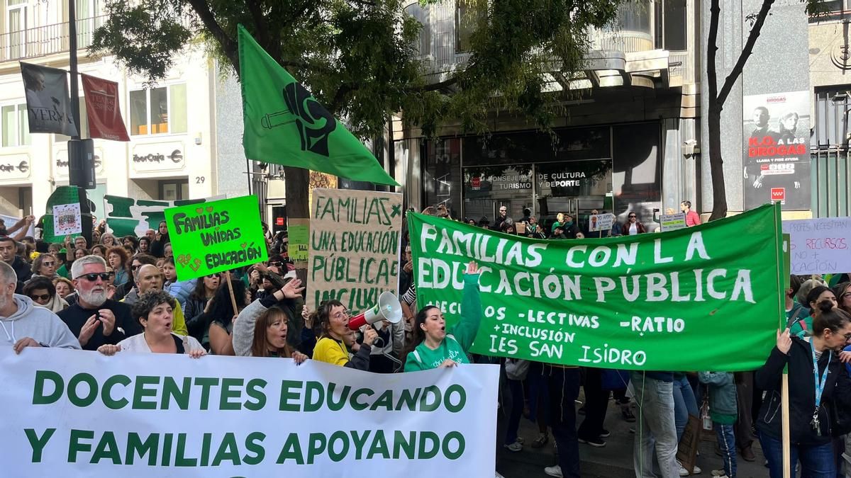 Cientos de familias protestan frente a la Consejería de Educación de Madrid en apoyo a la huelga: "Nuestros hijos, nuestra lucha"