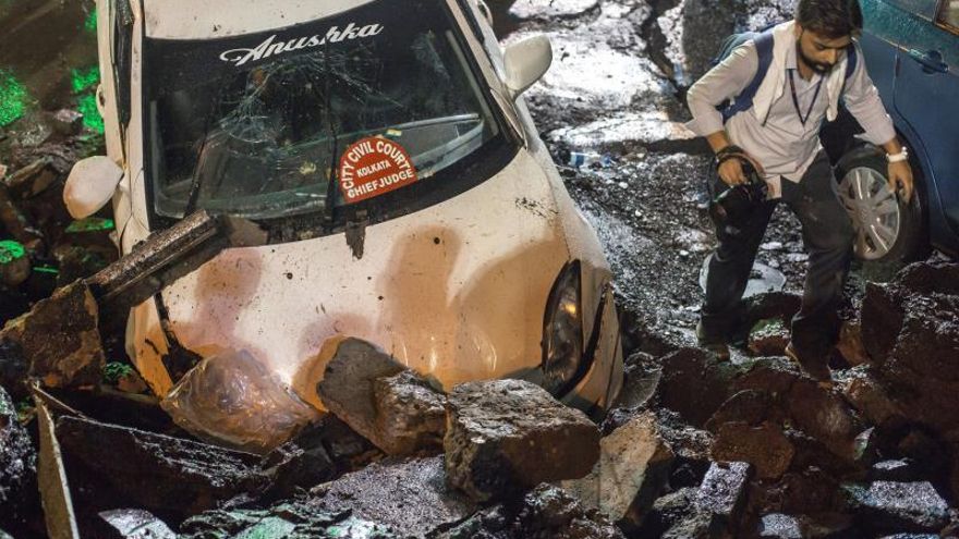 Aumentan a un muerto y 30 heridos las víctimas en el derrumbe de un puente en India