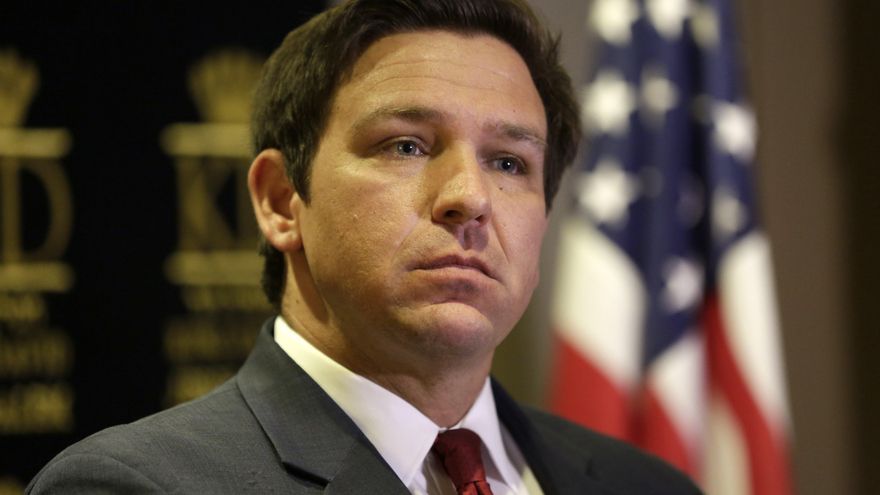 Crece la presión sobre de DeSantis por el envío de inmigrantes a Massachusetts