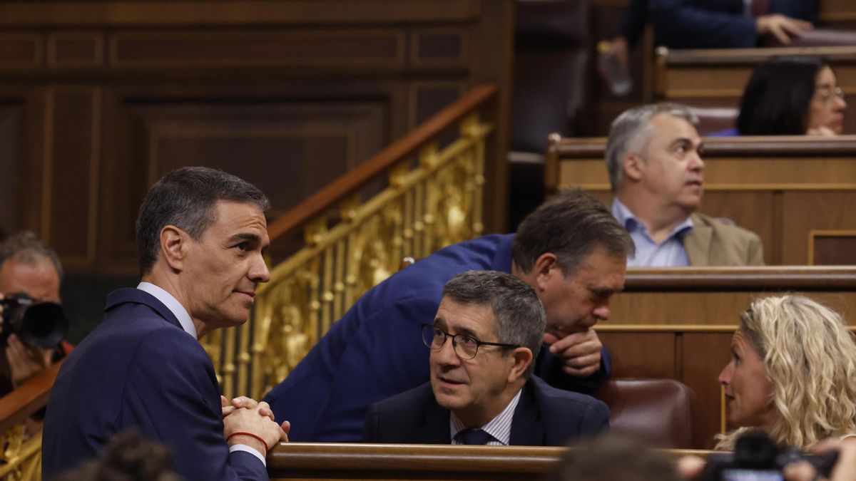 Pedro Sánchez saluda a Patxi López con Santos Cerdán al fondo.