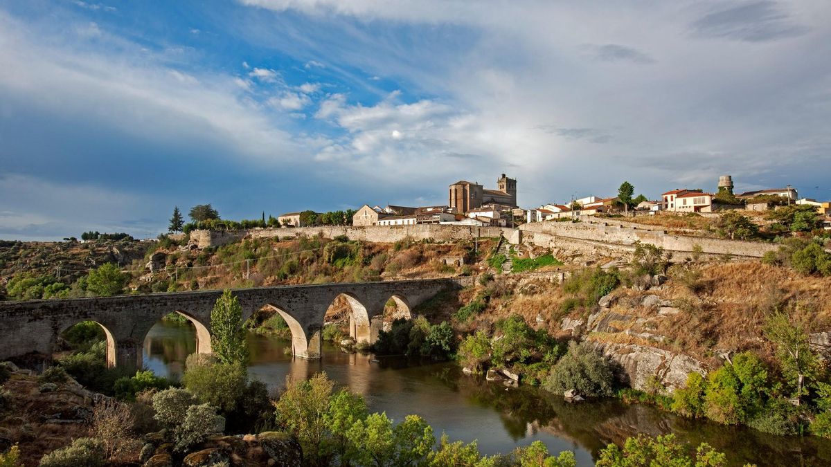 El pequeño pueblo de un patrimonio enorme: una alhóndiga, una muralla, dos puentes, un castillo, una ermita e incluso un verraco