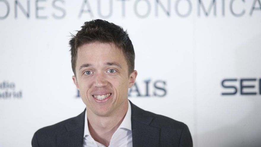 Errejón pide a Aguado que no saque la bandera LGTBI "si luego pactará con quienes quieren meterles en el armario"