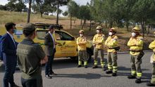 El consejero de Desarrollo Sostenible, José Luis Escudero, con trabajadores del Plan Infocam