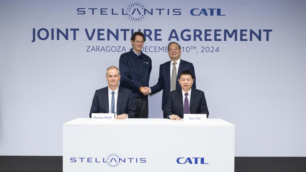 Momento de la firma oficial del acuerdo entre Stellantis y CATL.
