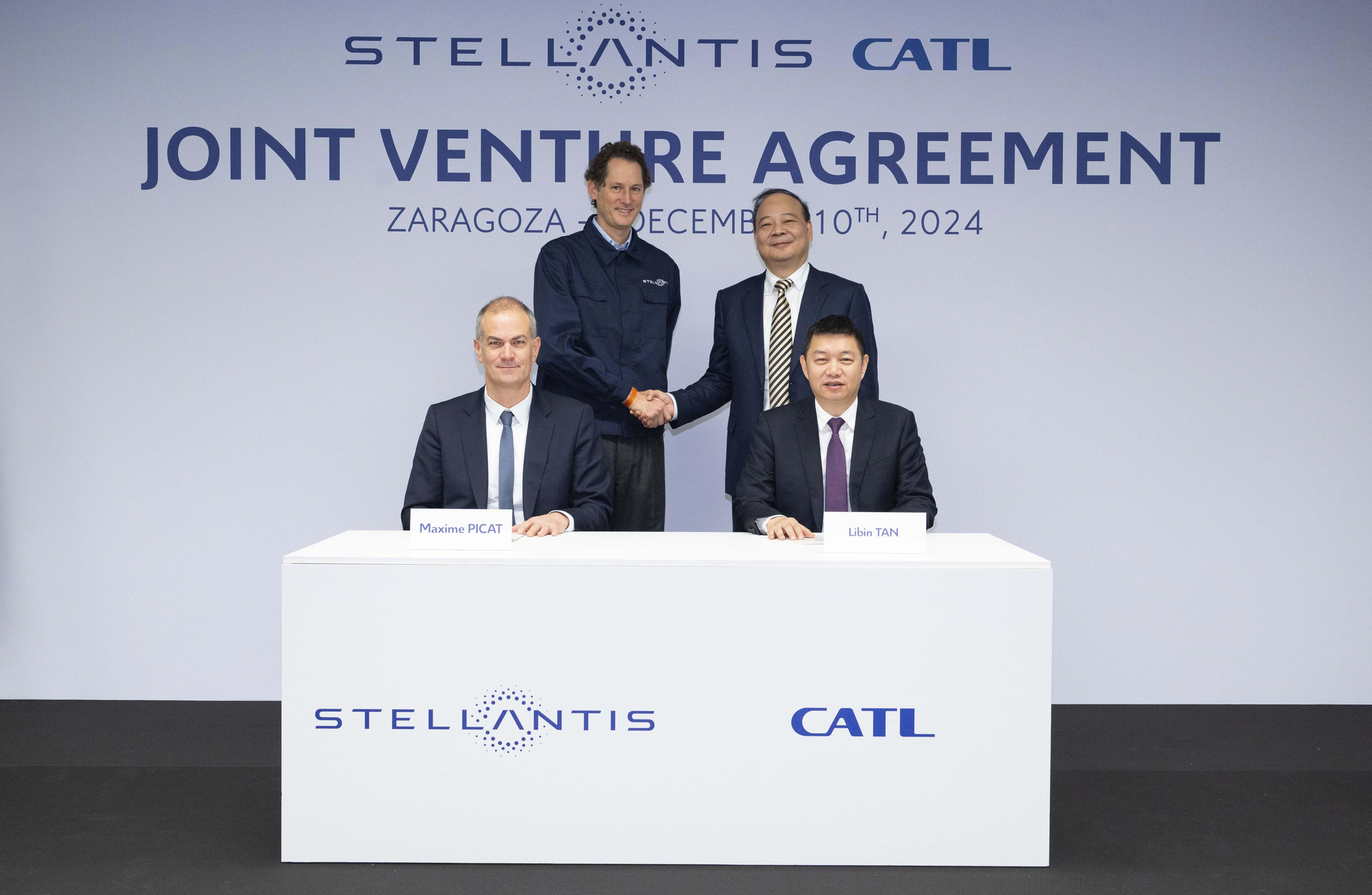 Momento de la firma oficial del acuerdo entre Stellantis y CATL.
