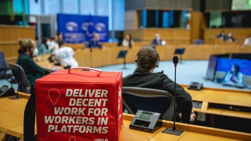 Los colectivos 'uberizados' llevan sus reivindicaciones ante la Comisión Europea: 