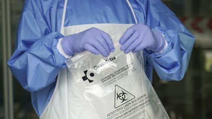 Personal sanitario con una muestra para realizar un test rápido por covid-19