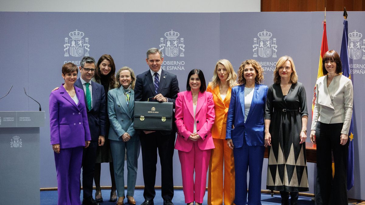 El nuevo ministro de Sanidad, José Manuel Miñones (4i), posa junto al resto de ministros con la cartera de Sanidad.