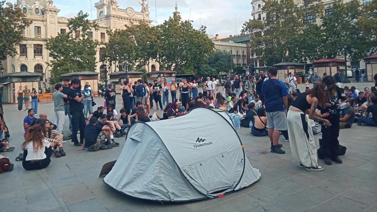 La protesta por el derecho a la vivienda deriva en un intento de acampada en el centro de Valencia