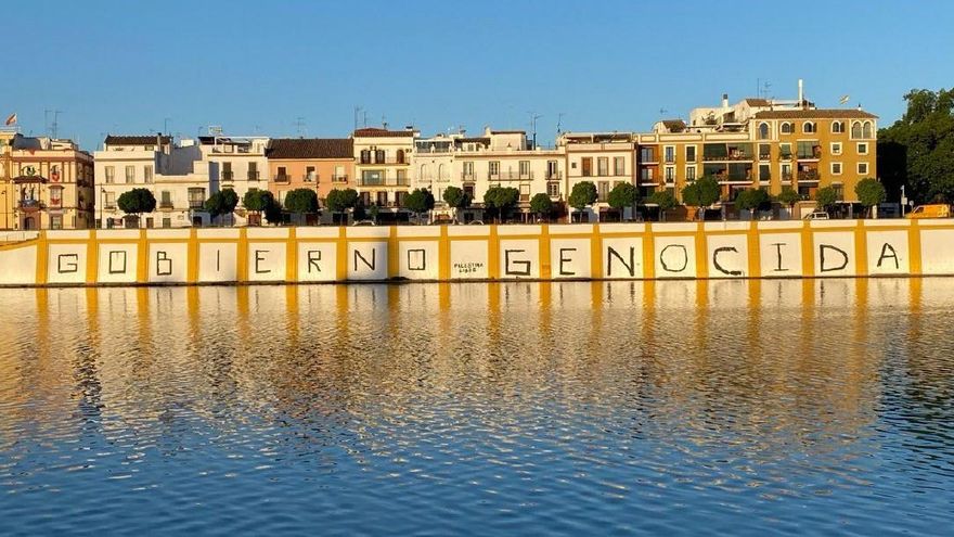 'Gobierno genocida': una enorme pintada en Sevilla reprocha que España "negocie" la venta de armas contra Palestina