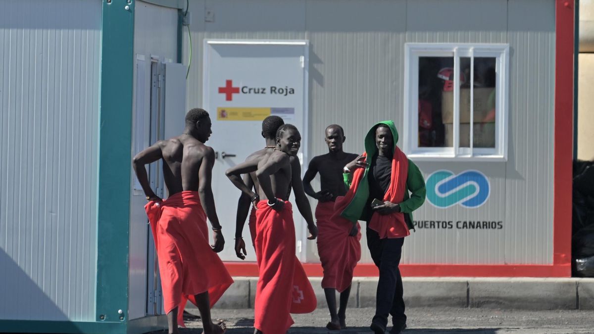 Inmigrantes rescatados en el muelle de La Restinga. (EFE/ Gelmert Finol)