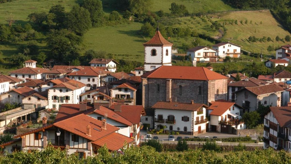 La torre de la iglesia de San Pedro domina el casco urbano del pueblo