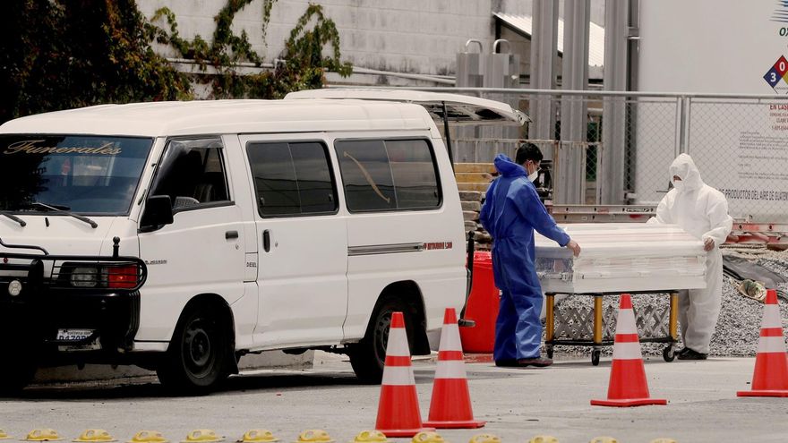 Empleados de una funeraria mueven un féretro de una víctima de coronavirus, el 16 de agosto de 2021 del hospital temporal del Parque de la Industria en Ciudad de Guatemala (Guatemala).