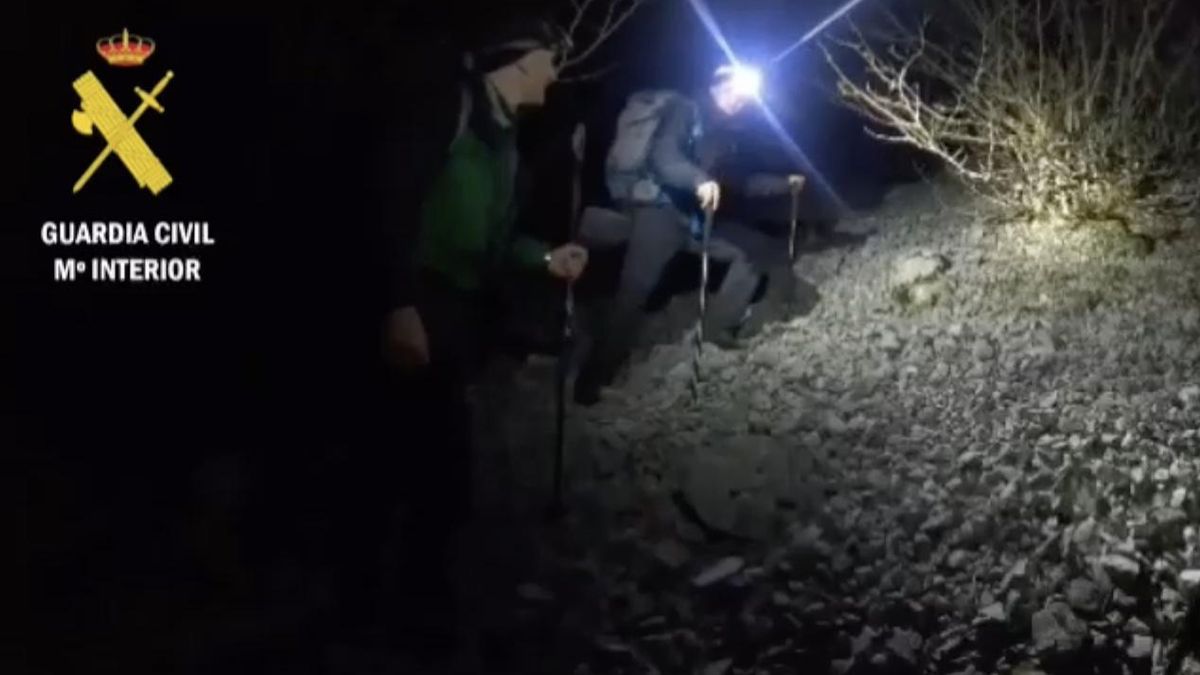 Rescatan de madrugada a un montañero de 19 años desorientado y sin agua en Picos de Europa