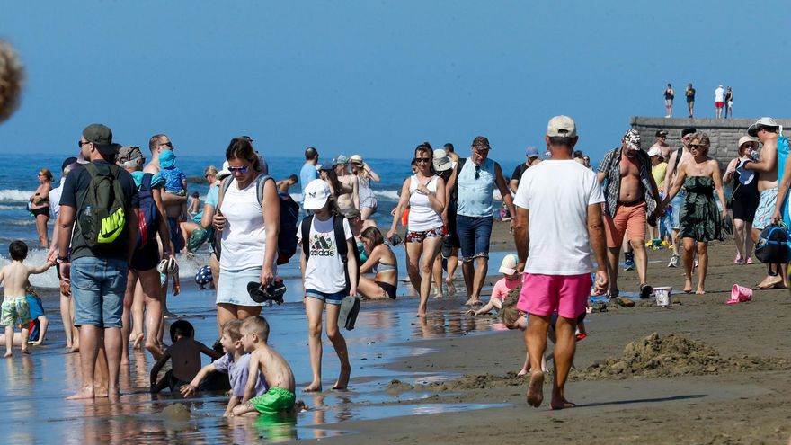 Numerosos turistas y residentes en la playa de Maspalomas este jueves Santo. EFE/ Elvira Urquijo A.