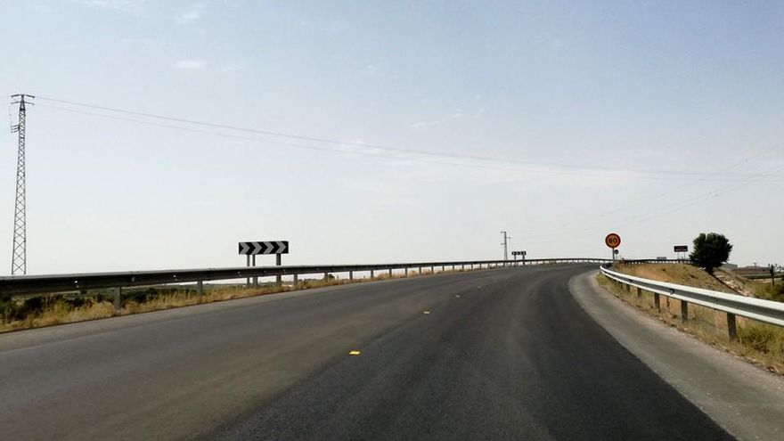 Varios vehículos quedan atrapados en una balsa de agua una carretera en Toledo