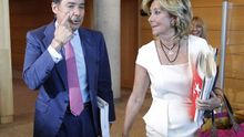Ignacio González, presidente en funciones, junto a Aguirre. Foto: Efe.