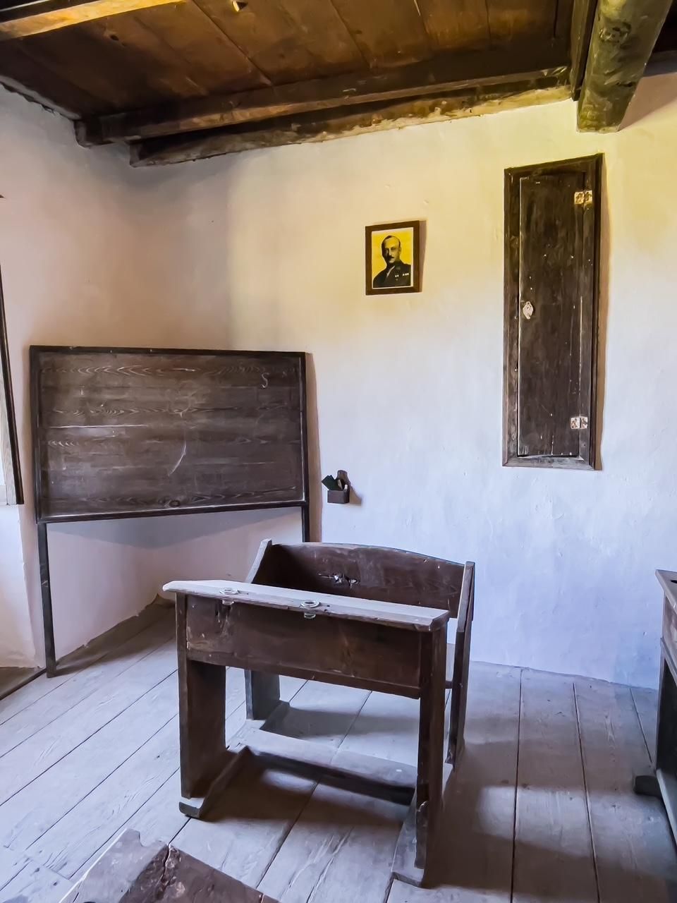 Foto de Miguel Primo de Rivera presidiendo el aula de la escuela de La Collada en Allande