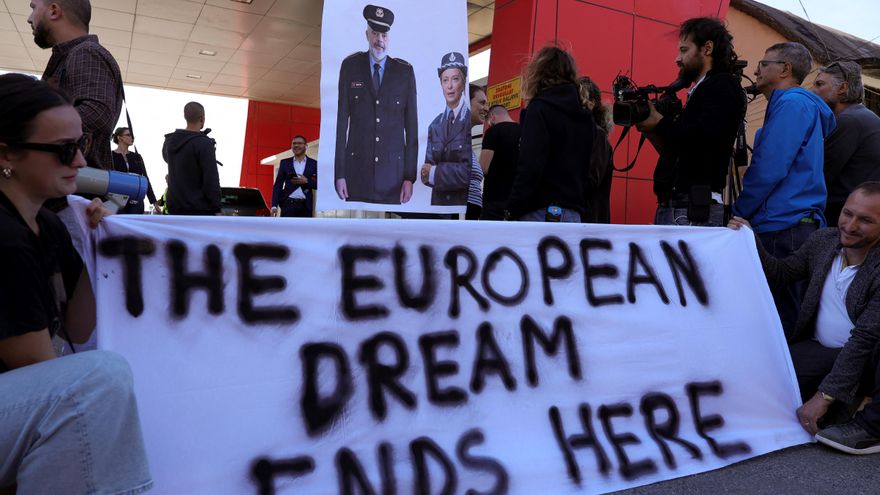 Varapalo al plan de Meloni: los jueces no avalan la detención de los migrantes enviados por Italia a Albania