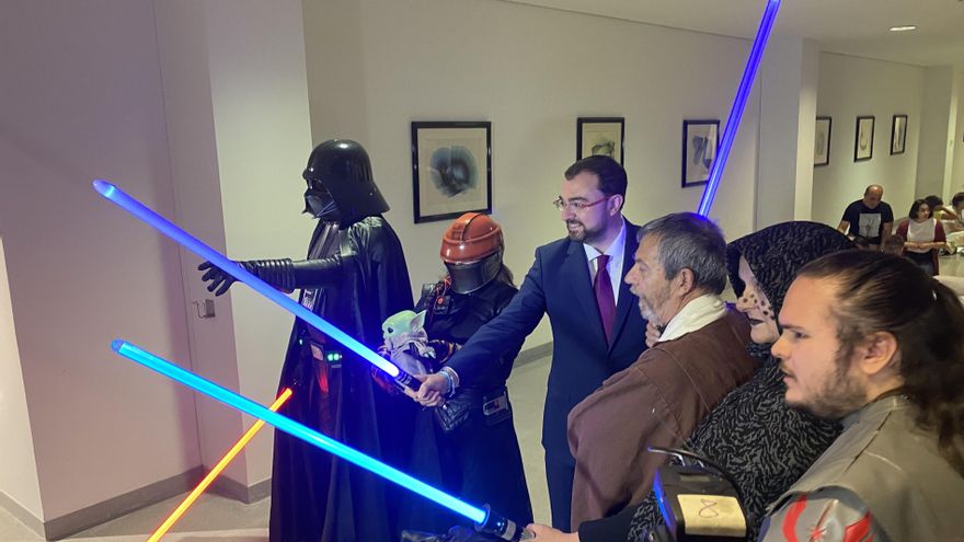 Barbón recuerda a todas las personas que hicieron posible el HUCA en el aniversario institucional del centro hospitalario