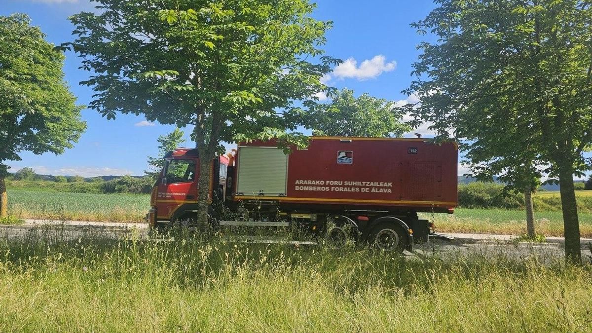 Dotaciones de Bomberos desplazadas hasta el vertedero para participar en las labores de extinción