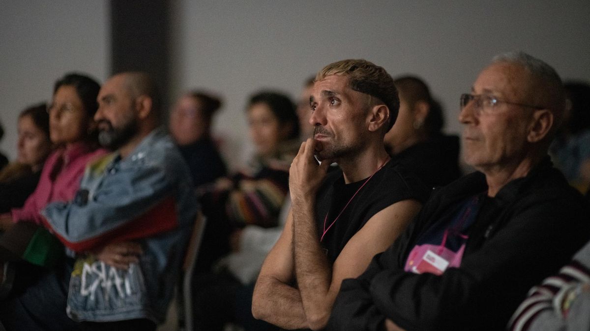 Asistentes a la proyección del documental 'Cultivando el arcoiris', dirigido por Ayo Cabrera.