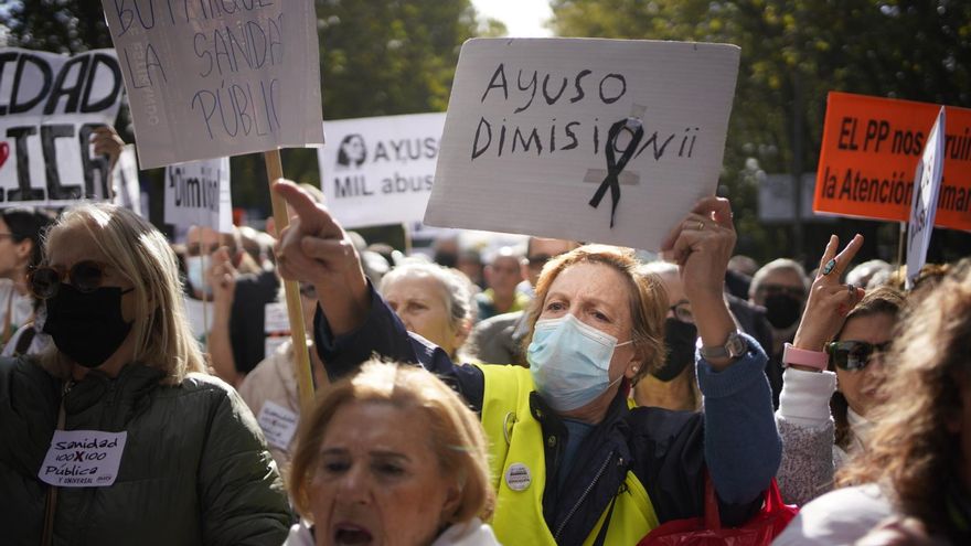 Mujeres protestan contra las políticas de sanidad del Gobierno autonómico de Díaz Ayuso.