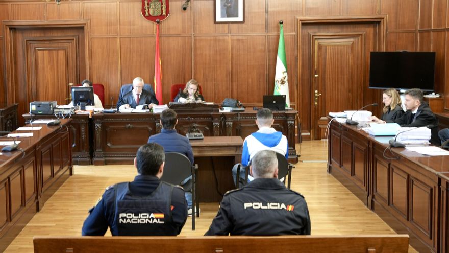 Los dos acusados de apuñalar mortalmente a una joven en Santa Clara (Sevilla) durante el juicio. A 23 de enero del 2026 en Sevilla (Andalucía, España).