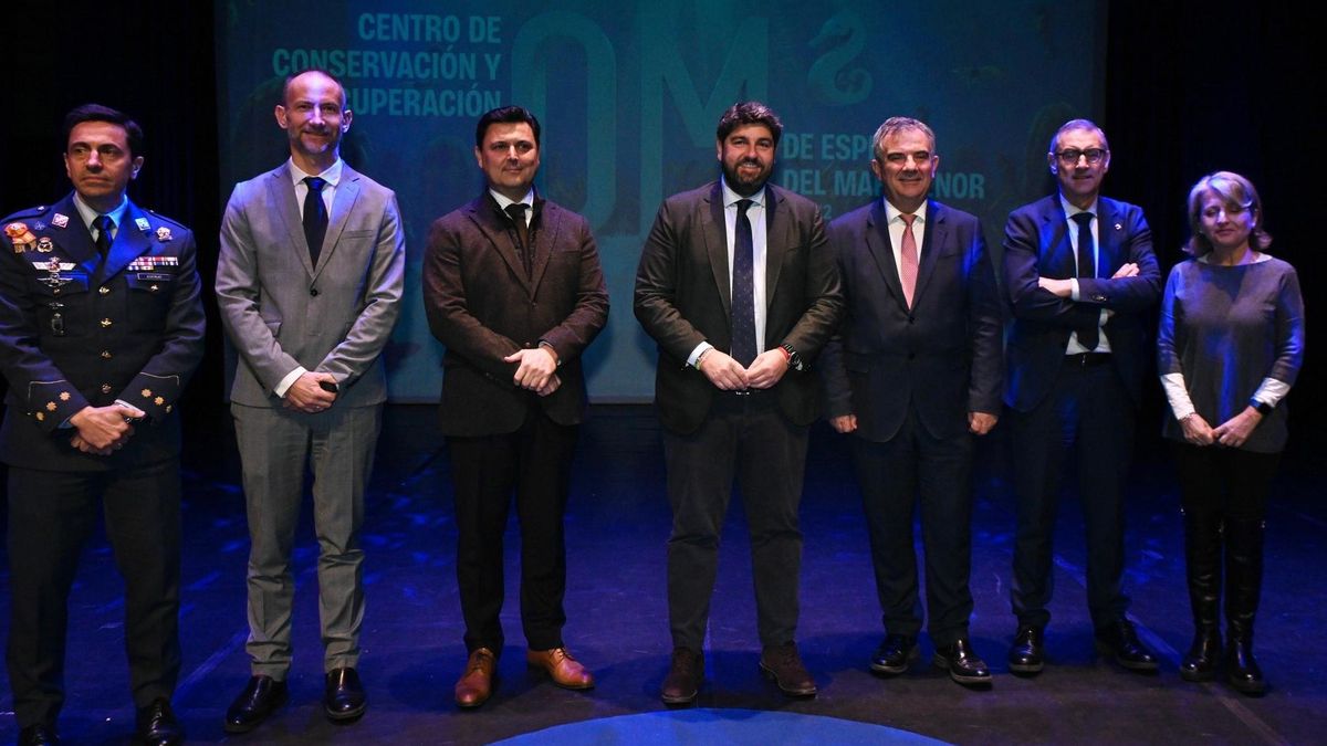 Fernando López Miras, en el centro, durante el acto de presentación del proyecto del Centro de Conservación y Recuperación de Especies del Mar Menor. 