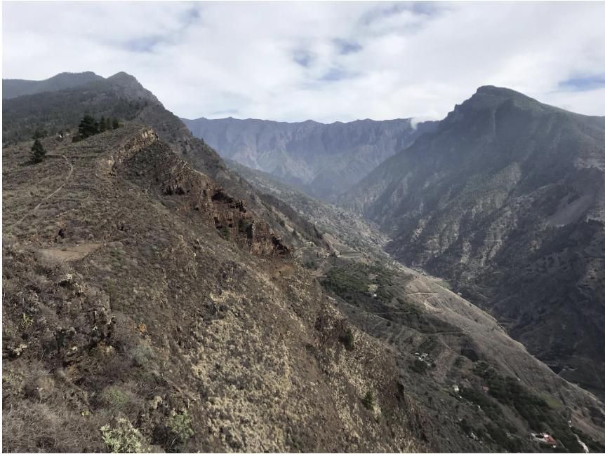 Laderas de Amagar desde La Somada por donde discurre un antiguo sendero (Foto: Jorge Pais Pais)