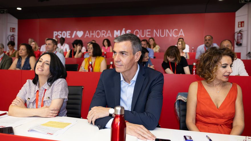 El presidente del Gobierno Pedro Sánchez, la vicesecretaria general, María Jesús Montero (d), y la secretaria de organización, Rebeca Torró Soler (i), durante la reunión del Comité Federal del PSOE.