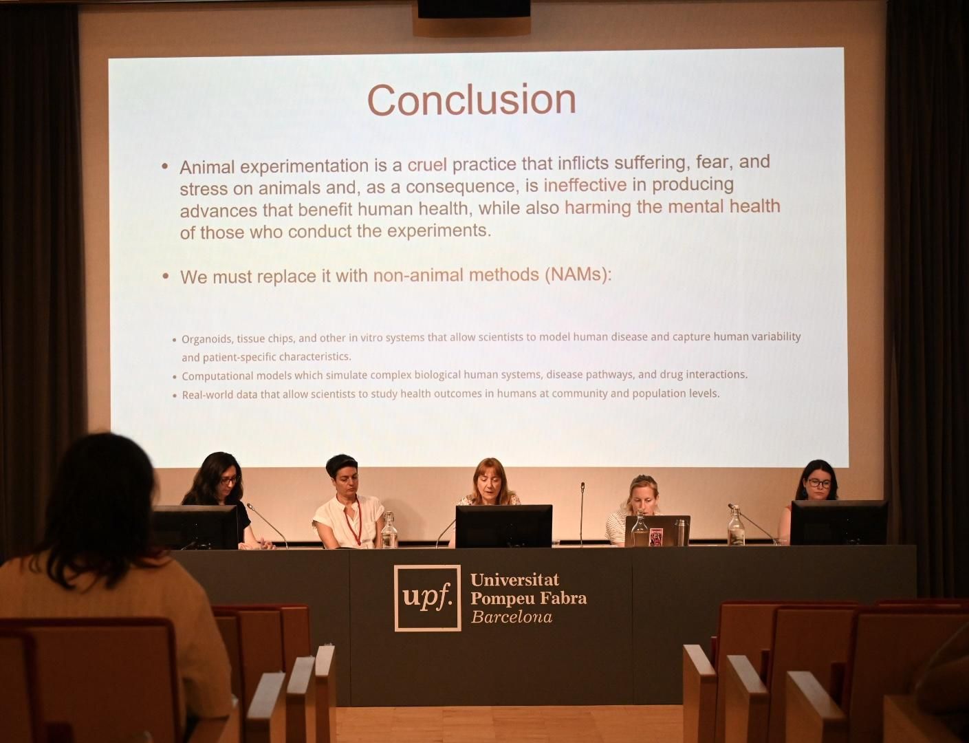 Marta Tafalla presentando en la UPF de Barcelona su libro sobre la experimentación en animales.