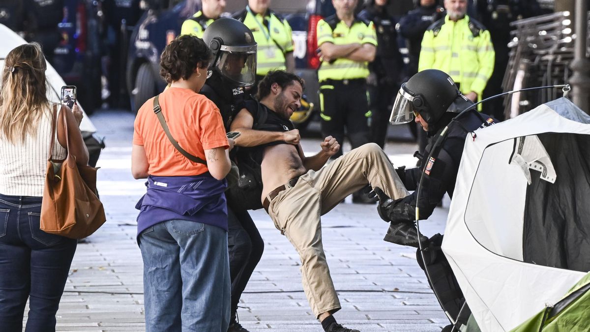La Policía Nacional saca a rastras a un activista que se ha concentrado este miércoles en la calle del Alcalde Sainz de Baranda, en el madrileño distrito de Retiro, en las proximidades del domicilio donde se ha ejecutado el desahucio de Maricarmen, una anciana de 87 años.