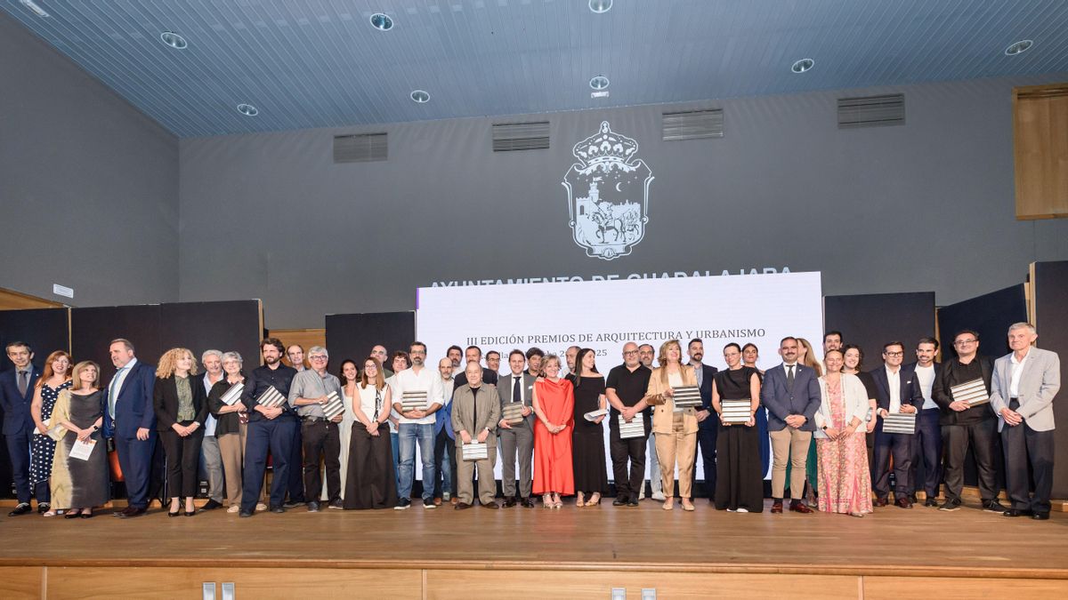 Foto de familia de los III Premios de Arquitectura y Urbanismo de Castilla-La Mancha