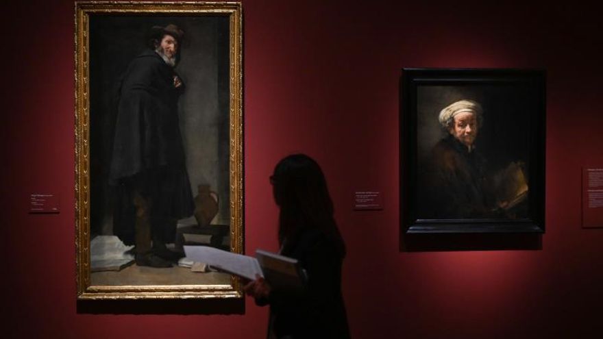 Una mujer observa dos obras que forman parte de la exposición “Velázquez, Rembrandt, Vermeer. Miradas afines”.