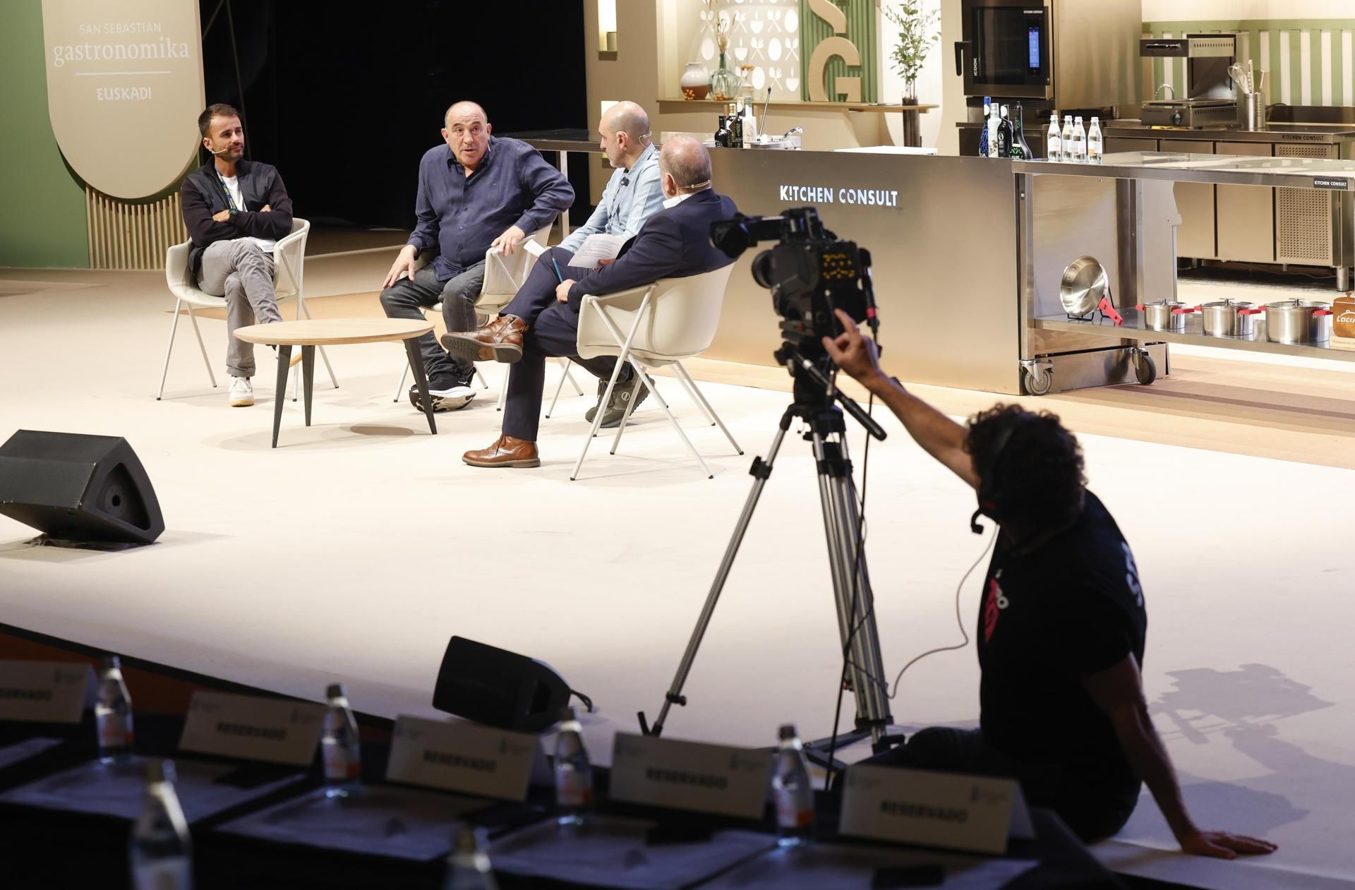 El cocinero canario, Borja Marrero (i), José Cordón (2i), del pueblo Jiménez de Jamuz (León), y Luis Lera (2d), de Castroverde de Campos (Zamora), participan este lunes en una mesa redonda durante la primera jornada San Sebastián Gastronomika, el decano de los grandes congresos de gastronomía, celebra su 27 edición en la que rinde homenaje al mar y a la tradición y reúne a grandes 'gurús' de la cocina mundial, entre ellos el peruano Mitsuharu Tsumura y el nuevo triestrellado Aitor Zabala.