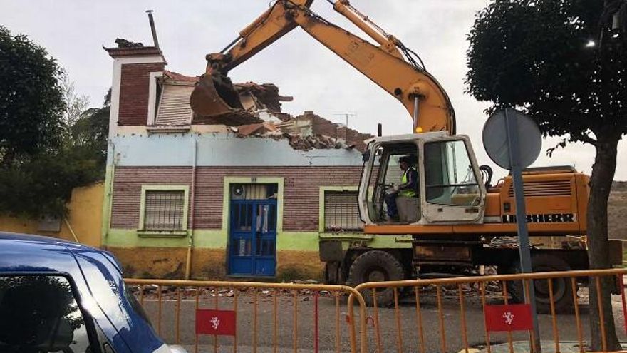 Los trabajos de demolición del edificio en la calle Nazaret de León.