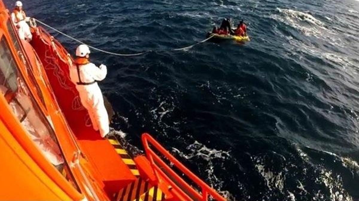 Rescatados cinco menores a bordo de una embarcación tipo 'juguete' en aguas del Estrecho