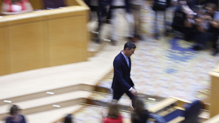 El presidente del Gobierno, Pedro Sánchez (c), recibe una ovación de la bancada socialista tras su intervención en el pleno del Senado celebrado este martes en Madrid