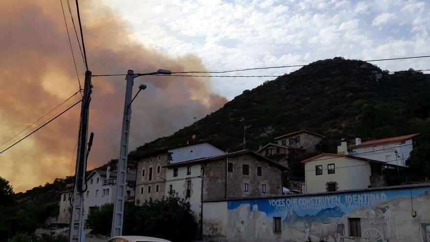 La lluvia ayuda a extinguir el incendio de la localidad alavesa de Zambrana