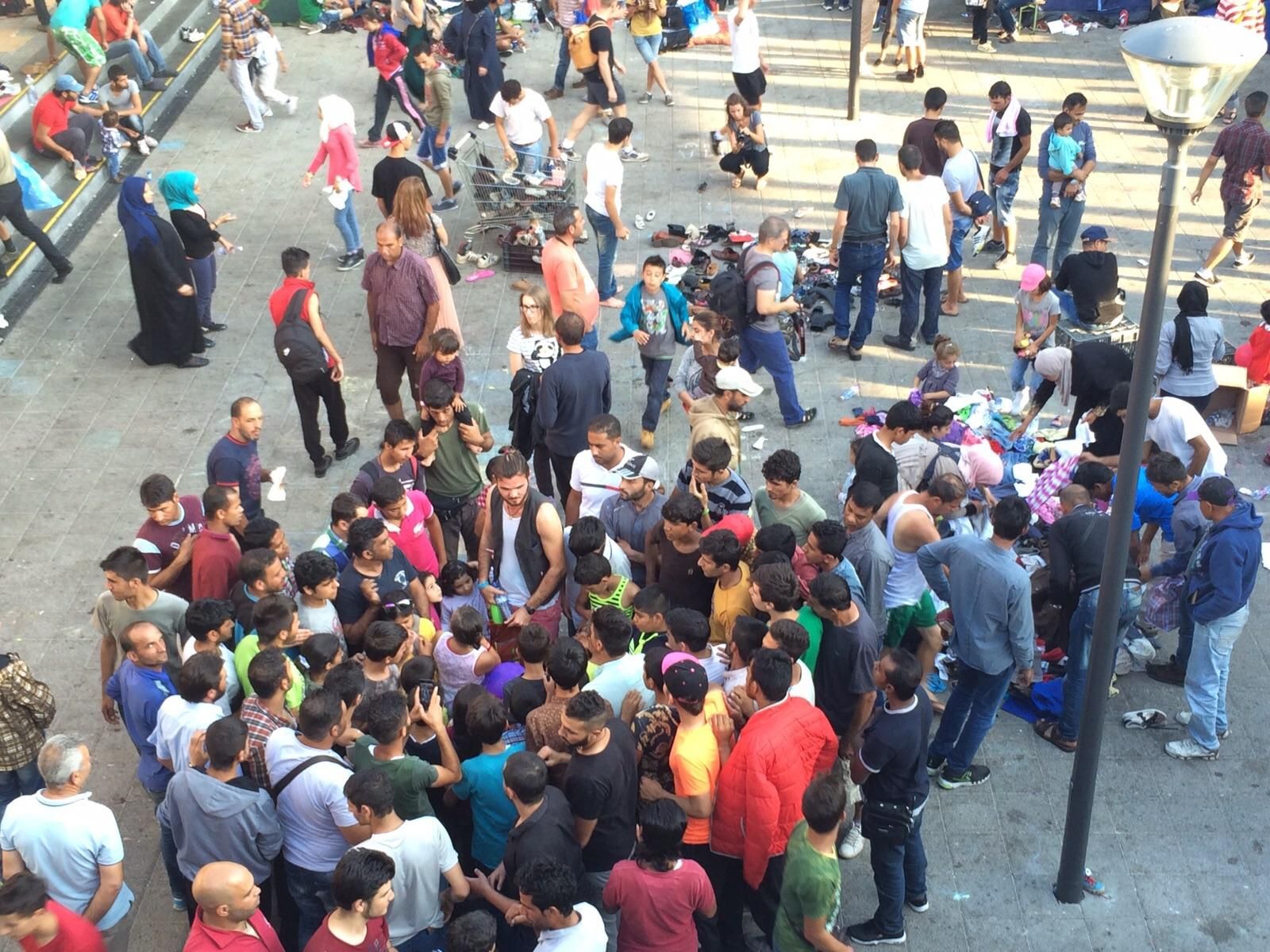 Refugiados en la estación de Keleti (LAURA ACOSTA)