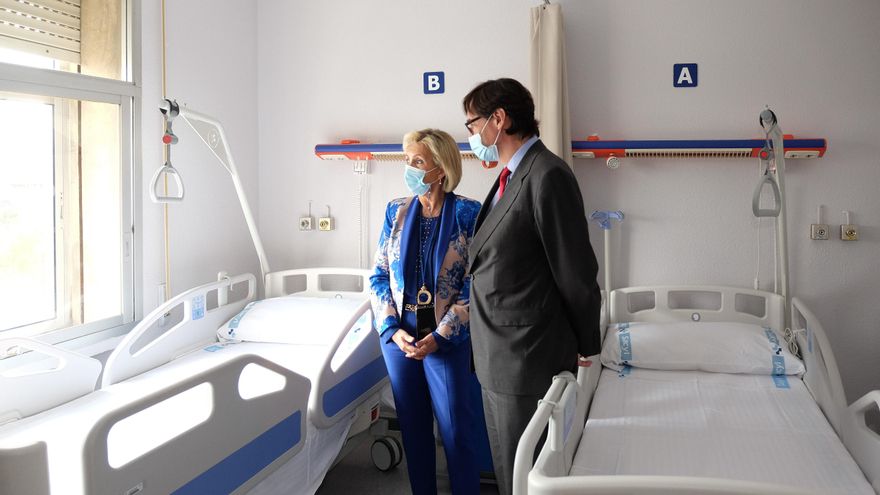 La consejera de Sanidad junto al ministro Illa, en su visita al Edificio Rondilla de Valladolid.