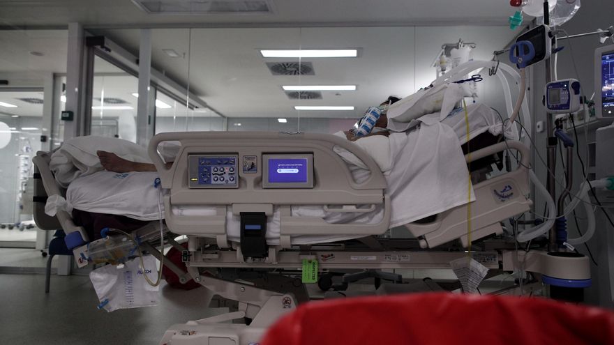 Un enfermo en una cama de la UCI