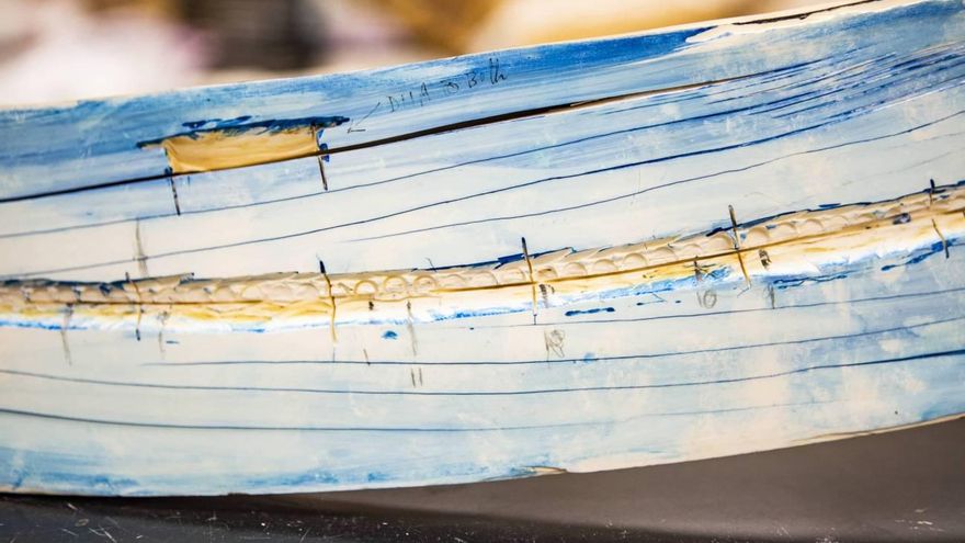 Primer plano de un colmillo de mamut partido. La tinción azul se utiliza para revelar las líneas de crecimiento. Se tomaron muestras a lo largo del colmillo utilizando láseres y otras técnicas, lo que permitió realizar análisis isotópicos y así obtener un registro de la vida del mamut.