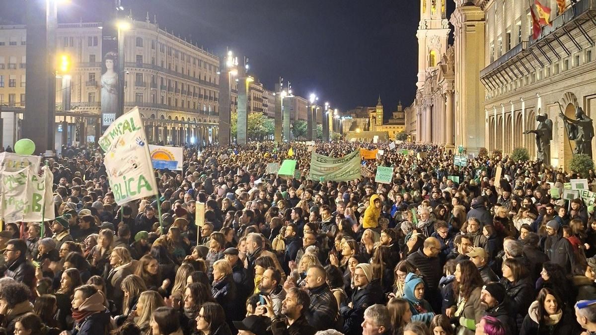 Una movilización "histórica" en defensa de la escuela pública toma las calles de Zaragoza tras tres días de huelga