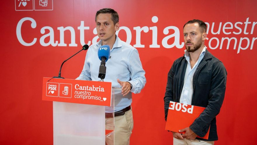 El portavoz del PSOE en el Parlamento de Cantabria, Mario Iglesias, y el secretario de Salud de la Ejecutiva del partido, Marcos Agudo.