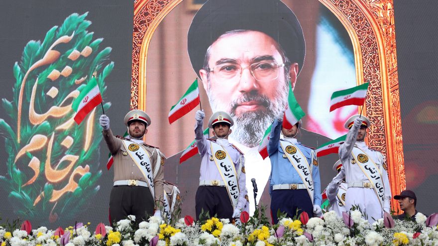 Miembros del ejército iraní ondean banderas nacionales frente a un cartel del líder supremo iraní, el ayatolá Mojtaba Jamenei, durante una manifestación en Teherán, Irán, el 29 de abril de 2026.