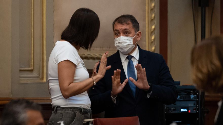 Proteger al alcalde de Santa Cruz de Tenerife y a la concejala tránsfuga cuesta más de 41.300 euros al mes