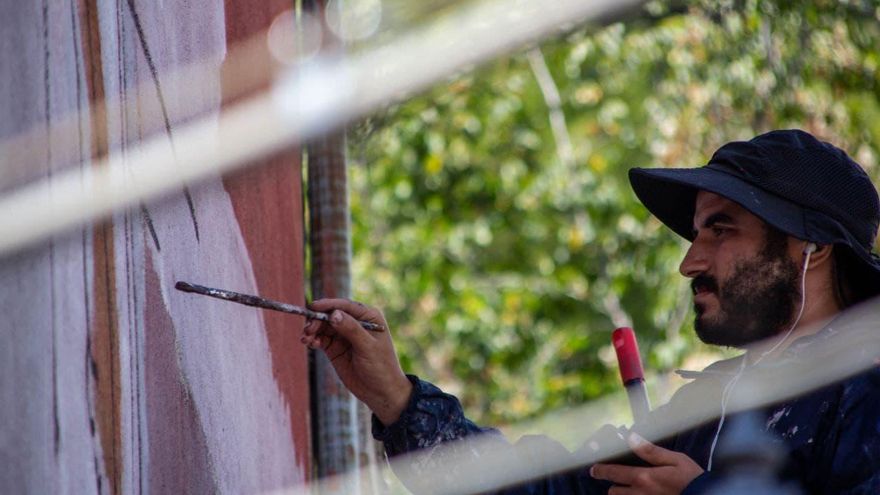Mohamed L’Ghacham pintando uno de los murales.